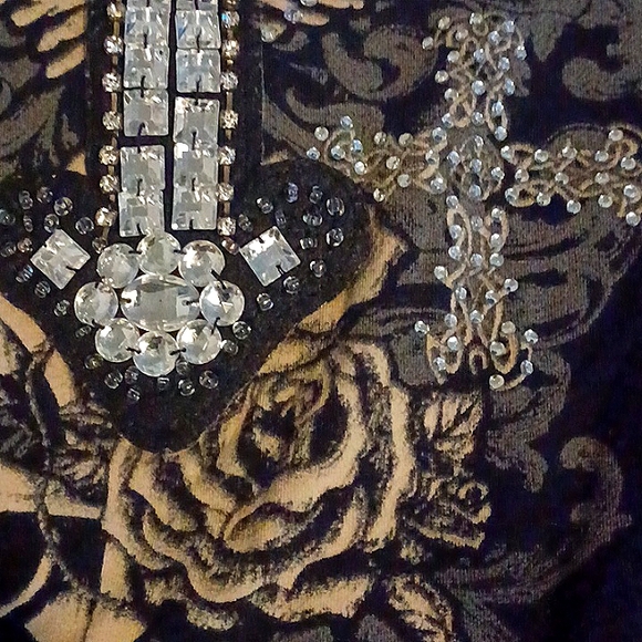 From Los Angeles Bus Stop Black V-neck with Applique Cross design - Picture 5 of 7